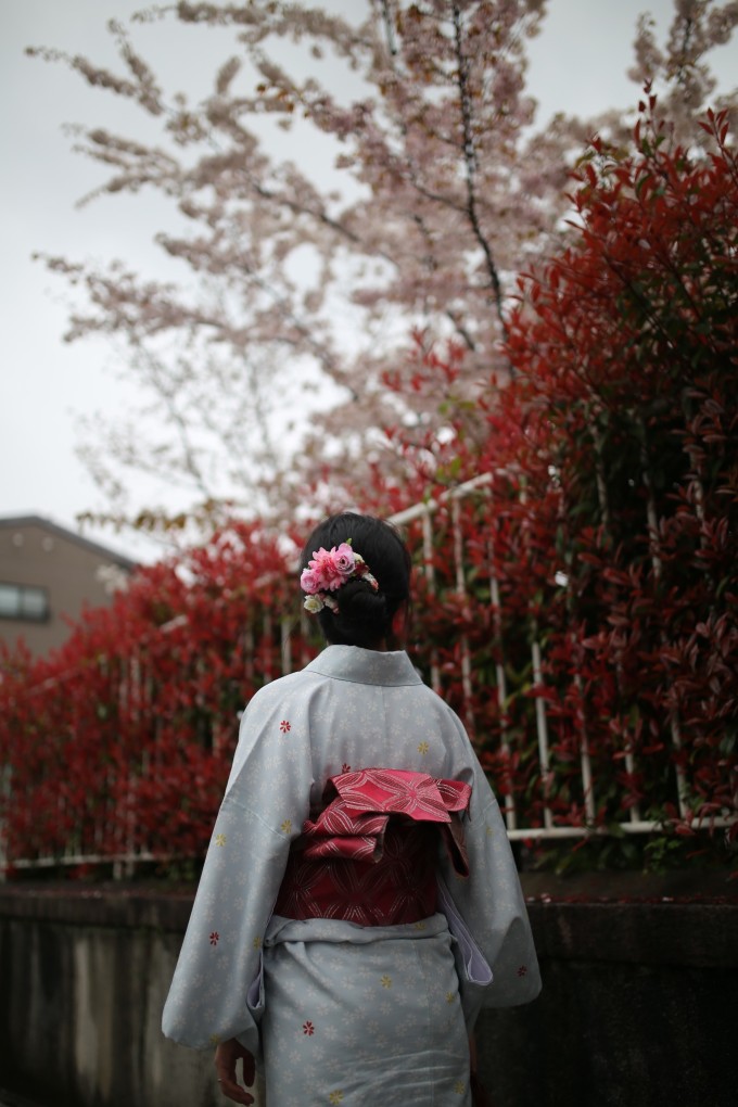 --> 今日行程: 早上10点半到梦馆换装 - 涉成园 - 京都站吃饭 - 六孙王神社 - 东寺 - 回家抹茶休息加拍室内 - 回梦馆退衣服 - 二条站吃饭 - 二条城夜樱 - 回家 今早十点半,我们预约了梦馆的和服体验,提前预约一人¥2500,这在所有京都和服体验中是最便宜的。今天天气并不好,淅淅沥沥地下着雨,我有点担心,因为今天云要穿着美美的和服,我自觉度相当高,深知今天责任重大,肩负着沉重的摄影师使命。可是如果雨一直下,不但会影响老婆大人的兴致,还会给本来就繁重的摄影工作造成不便。但是邮件询问过时