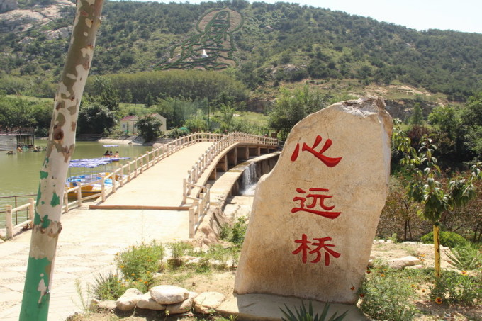 市城北15公里,北接大泽,东邻崮山,最高峰海拔560米。占地面积约10平方公里。项目总投资约2亿元人民币。茶山旅游景区于2004年开始开发,经过5年的努力,茶山旅游度假区已初具规模。山石、山泉、山花、山寺是茶山的主题。2010年7月9日经国家旅游局审批茶山为4A级旅游景区。