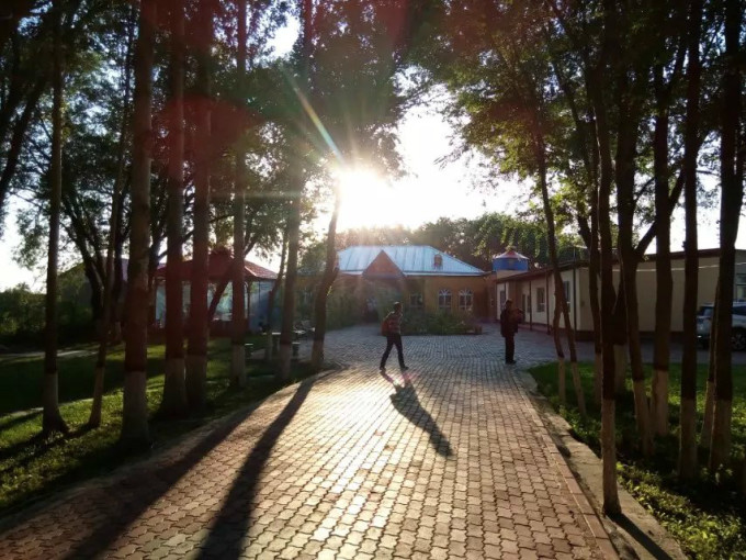 2015年9月4日----20日,与大学同学结伴同行,畅游天山南北,行程7000余公里,造访18个市、县,拜会十五位新疆同学。一路感受新疆同学豪情厚意;领略梦魅已久的异样风光;品味新疆名馔;饱尝奇甜无比的瓜果,给心灵和味蕾邂逅一次旅行。 新疆地处亚洲大陆地理中心,拥有中国六分之一的国土面积,幅员辽阔,地大物博,山川壮丽,瀚海无垠,古迹遍地,民族众多,民俗奇异,是举世闻名的歌舞之乡、瓜果之乡、黄金玉石之邦。 新疆的疆字,形象地概括了新疆的地貌,左半边有三横和两个田字,三横代表三座东西走向横贯新疆的山脉,北