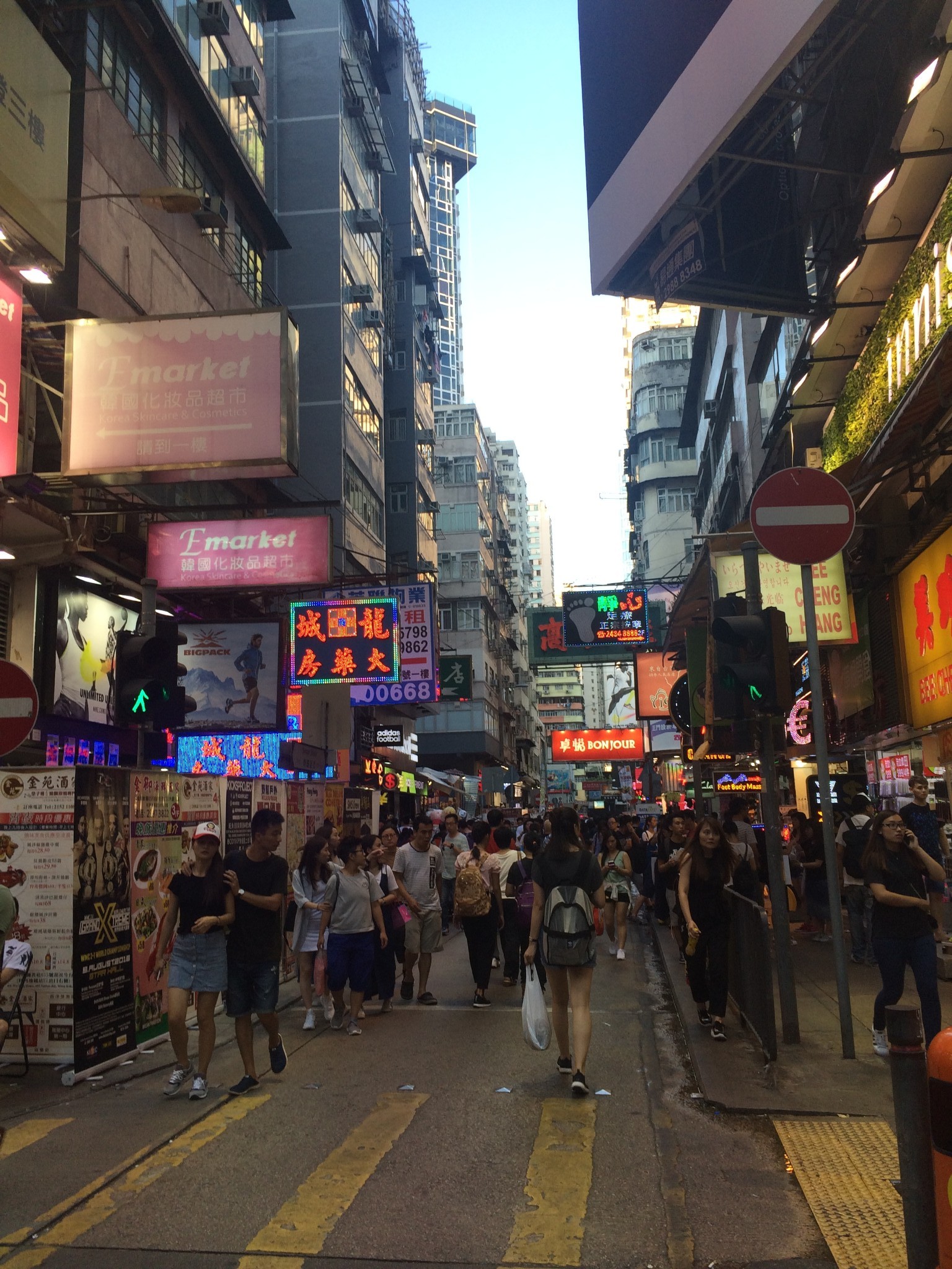 旺角的女人街. 香港街边的美食.