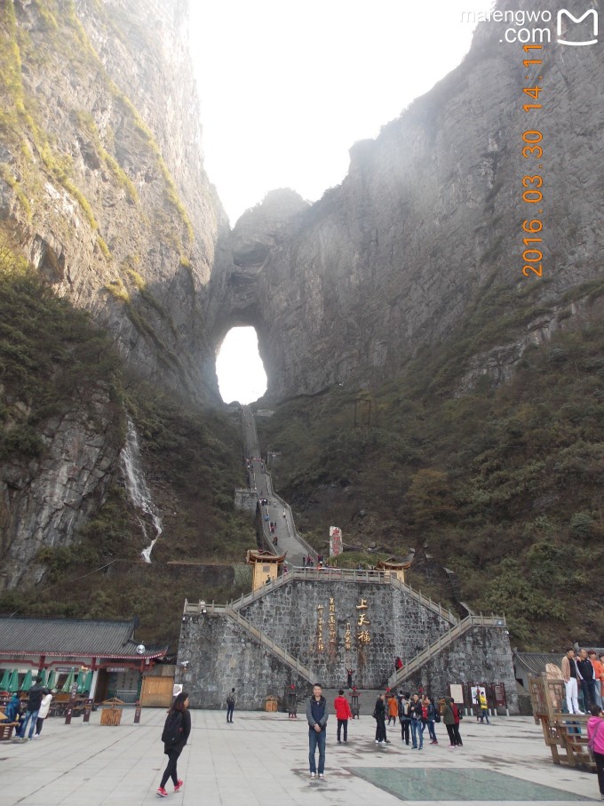 为什么不跟团游,自由行那么累人? 其实跟团游不是不好,跟团游是很轻松,不用去想今天要去哪个景点,吃什么,今晚要住哪个酒店,明天去哪里... 但是每每看到景区里举着小旗子口里只会喊着快点快点走在前面的导游,不少的游客朋友在后边着急得追着赶着导游, 每停留一个地方都赶紧拍照,角度还没找好,就又得追赶着大队伍了。 甚至更离谱的是张口闭口就是要 钱,有时候你会觉得被坑了但还是会去掏腰包 出门旅游嘛,就是要开心要心甘情愿,所以,避免这些不必要的,我们俩还是选择自由行! 自由行最大的缺点就是行前准备很.