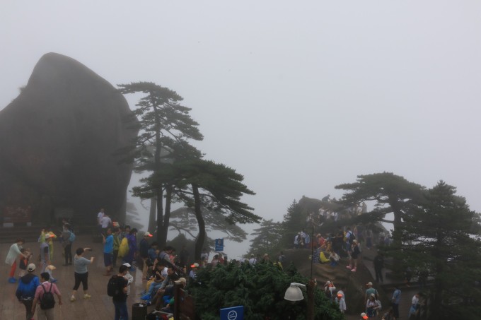 上饶市。 徽州隐藏在崇山峻岭之中,每当中原战乱之秋,这里就成了藏龙卧虎之地,它既是乱世的世外桃源,又是治世的人才宝库。古徽州文风昌盛,教育发达,十家之村,不废诵读,因此历史上以才入仕、以文垂世者,代不乏人,灿若繁星。据不完全统计,明清两代中进士542人,举人多达1513人,连科三殿撰,十里四翰林、父子宰相、四世一品者并不鲜见。中国历代名人毕升、朱熹、胡宗宪等均出自徽州,据导游介绍,我国前党和国家领导人江泽民、胡锦涛的祖籍均为徽州人。因徽州土地贫瘠,中家以下皆无田可业,故徽人多商贾,历史上,徽