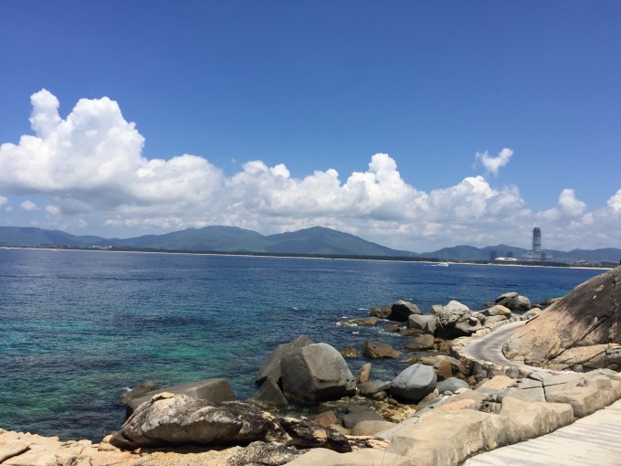 本来只是赶路的一天,却充满了槽点,举两个栗子。 槽点1:交通 傍晚的飞机,毫无的悬念的晚点,到了凤凰机场已经23点了,舟车劳顿,决定直接打车去酒店休息,定酒店的时候特意选了离凤凰机场比较近的三亚湾的酒店,大约4公里路程。 像别的机场一样,凤凰机场里到处都是拉人的黑车,叫价60,我们没有选择坐黑车,而是去排队坐了出租车。出租车司机说打表,然后二话不说把我们的行李放进后备箱就走,开出一公里后,突然变脸要价60,不然就说把我们丢在半路回去继续拉活。真是太坑爹了,大半夜的搞这出,想想时间也晚了,不想跟他纠结,没想