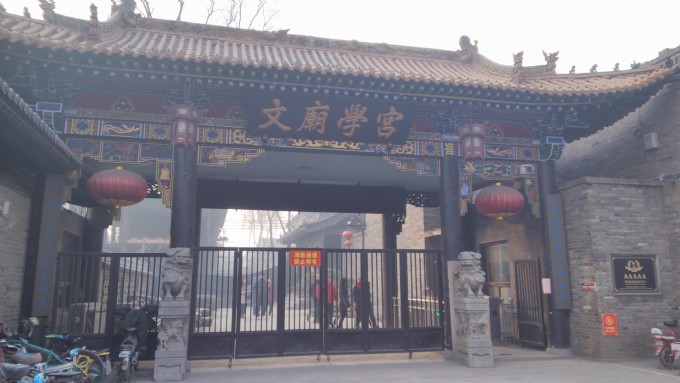 冰瀑银川:冬季,冰封雪冻,瀑布挂满冰凌,银装素裹,别有情趣,春季,黄河解冻,冰凌崩落,冰块小者如牛,大者如屋,声若山崩地裂,异常壮观。 彩虹飞渡:每逢日出时分,壶口上空便有彩虹飞架,五彩斑斓,仿佛仙桥,古人诗云:水底有神掀石浪,岸旁无雨挂长虹。 石窝宝镜 石窝宝镜:在壶口两边石岸上,分布无数个大小不一,形状各异的石窝。石窝是由河水长期冲击石岸,盘旋琢磨河床凹处而成,所以多呈圆形,由此可见自然的造化之力。民间相传,这些石窝乃当年大禹治水时留下的马蹄踪,故又称石臼仙踪。其实这些石窝水洼并非人工所凿,而是