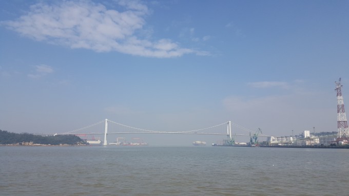 11月28日 虽然我是那种喜欢自己一个人玩不用太紧张的,但我也绝不会一觉睡到中午才起来,从而错过一个美丽地方的早晨。于是上了个7点的闹钟,准时起床,拉开窗帘客栈后面正好是一处鼓浪屿上的老旧民宅。透过窗前繁茂的桂花树可以看到宅子里的人们也正站在挂满晾晒衣服的阳台上洗漱,心想着若正在桂花盛开的季节听着鸟鸣、伴着扑鼻的香气开始一天的生活那定是极好的。 沿着客栈前的小路向鼓浪屿码头方向漫步,街道两旁是随处可见的参天榕树和各具特色的建筑,的确不愧为万国建筑博览会的美誉。这些老屋多为别墅,高高的围墙、锈迹斑斑的门窗
