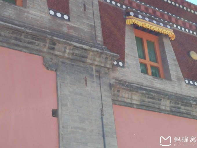我们离开西宁的第一站自然是塔尔寺。当时,与师傅约定的时间是9点,但是天空不作美,一直在下雨。西宁的天气也是有意思,从小雨到大雨也就历时了1个多小时,10点顺利启程,到了塔尔寺已经是艳阳高照,白云冉冉了。看了很多游记都说,塔尔寺没有啥意思,可能是我们大部分汉人不信宗教的原因吧。因为,早期在书中读过关于塔尔寺的文章,所以对她有些情有独钟,所以一定要过来看看。有很多人以为我信奉宗教,其实不然。我只是喜欢宗教的衍生物,如:建筑,绘画,音乐等等。塔尔寺的意思是十万只狮子吼,是藏传佛教黄宗大师宗喀巴创建,他的两大弟
