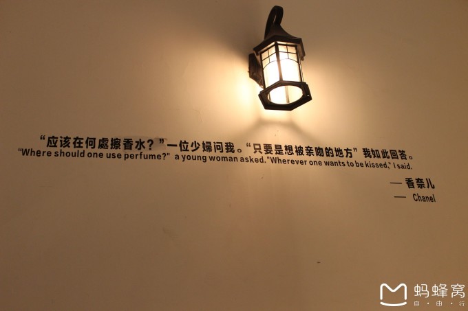因为一直居住在南方,总是会向往着能看到漫天飞舞的大雪,男票更是土生土长的深圳人完全没有接触过雪,所以在2015年年底,咱两就决定去东北好好玩玩,长长见识,足足计划了大半个月的攻略,结果去玩的时候,还是会遇到很多的突发事件,下面露珠都会一一说明下的,免得想去旅游的小伙伴们再走弯路。 经过很久的商讨,我们的路线定为:深圳哈尔滨长白山上海深圳,之所以这样,是因为回来的时候从长白山出发,长白山没有直达到深圳的航班,既然要在上海换班,不如索性在上海转了一圈玩了一天回来,对得起机票,嘿嘿嘿。 2015年