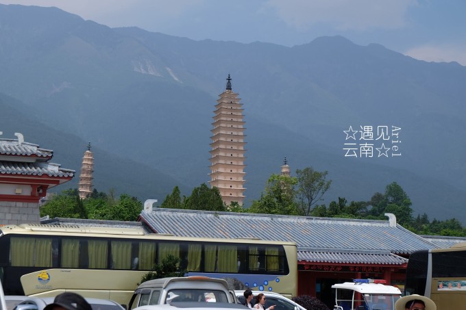 --> :由于是在五一小长假前出行,机票是想当然的贵,直飞大理或丽江贵的超出了预算;还是选择实惠的昆明往返,顺便小游下昆明这座鲜花城。 上海往返昆明,春秋航空。 :昆明大理&丽江昆明:火车车程都在5小时以上;为了多节省些时间用在景点的游玩上,巧妙选择夜班火车,不仅节省了时间、还节省了住宿费,佩服自己这一石二鸟之计(自我感觉良好中。。。) :大理大理古镇:大理火车站出站口,就有一个公交停车场,在那里等待8路公交(希望我没有记错),每20分钟一班,从始发站坐到倒数第二站(风花雪月大酒