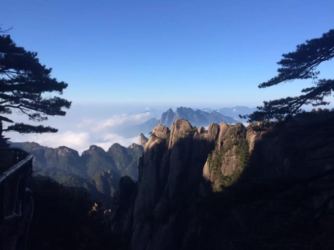 首先安利一个住宿地 因为我觉得叫青旅也不太合适 反正很舒服 要是三五好友一起住 那就是爱情公寓了 不 多半是基情公寓 老板羞答答的 我是这么觉得 可以看出来布置的很用心 许多地方都甚合我意 那个炒藕也超赞 还认识了义工姐姐 笑起来特别好看 做的青椒虾皮炒蛋味道也是棒棒的 这里有一只猫 叫阿三 呵呵 其实应该叫怂三吧 为什么我在哪里都会遇到怂货?! 这个后边讲 在第一天我跟义工姐姐夜跑的时候 机缘巧合就救了一只流浪狗 现在名为小黄豆 虽然是流浪狗 但是特懂事 这次去居然改变了我对这些动物恐惧的内心 其实所