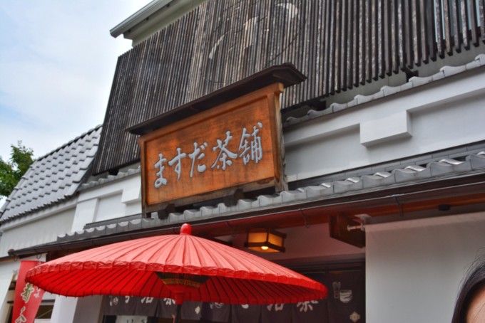 水无月 出门的时候小哥哥和店长爷爷还送我们出去 觉得真是太可爱啦(你们看见他俩也会这么觉得的) 吃过饭之后,我们又溜溜达达去了周边拍照,然后在盛夏的大太阳里真的是受不了了。。。我们一致决定坐车飞奔回和服店里把衣服脱掉。。。 在等公交车的时候 一个日本老婆婆指着我的和服说了好大一堆。。我有了先前碰见老爷爷的经验,我打开了有道翻译,但是老婆婆不太会用我的输入法。。就又是叽里咕噜说了一大通。。我充分发挥了做阅读理解的高超领悟,她说一通,我能猜懂意思的就在手机软件上回她一句。。两个人居然也这样聊了起来。。 大概意