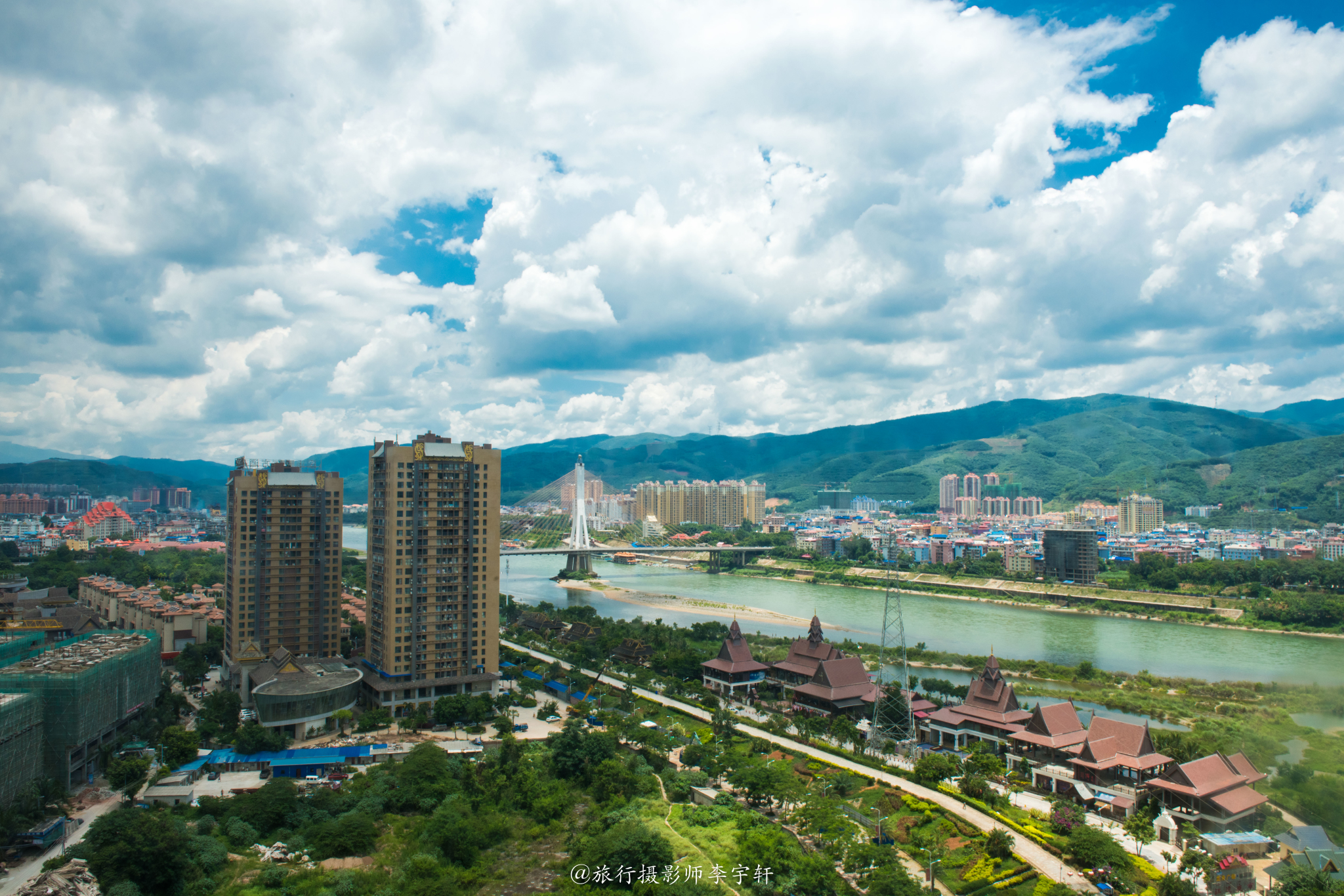 我住的酒店房间里面楼主就是景洪市区夜市和酒吧一条街,晚上非常的